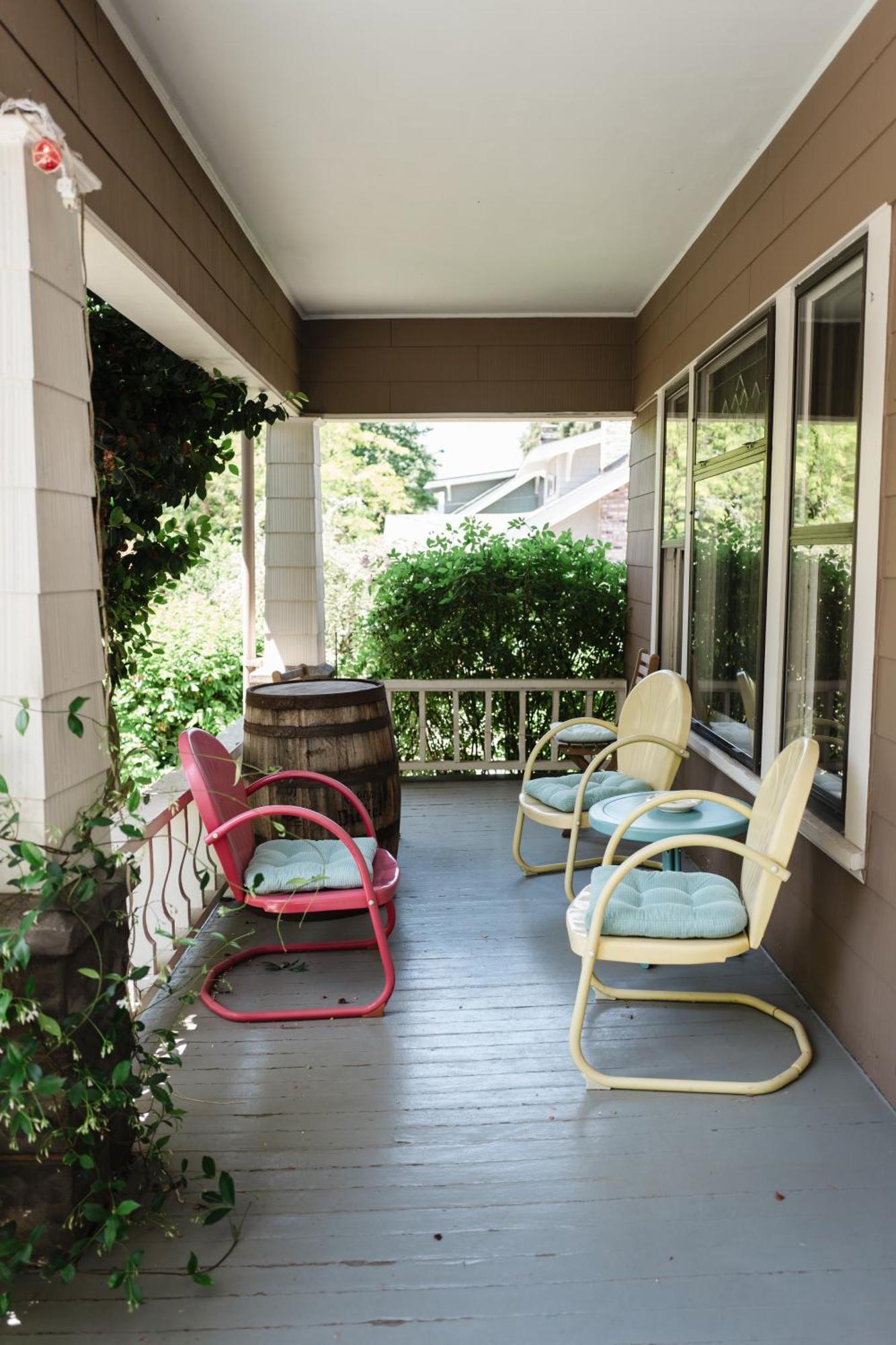 Southeast Comfy & Eclectic Craftsman Holiday home *