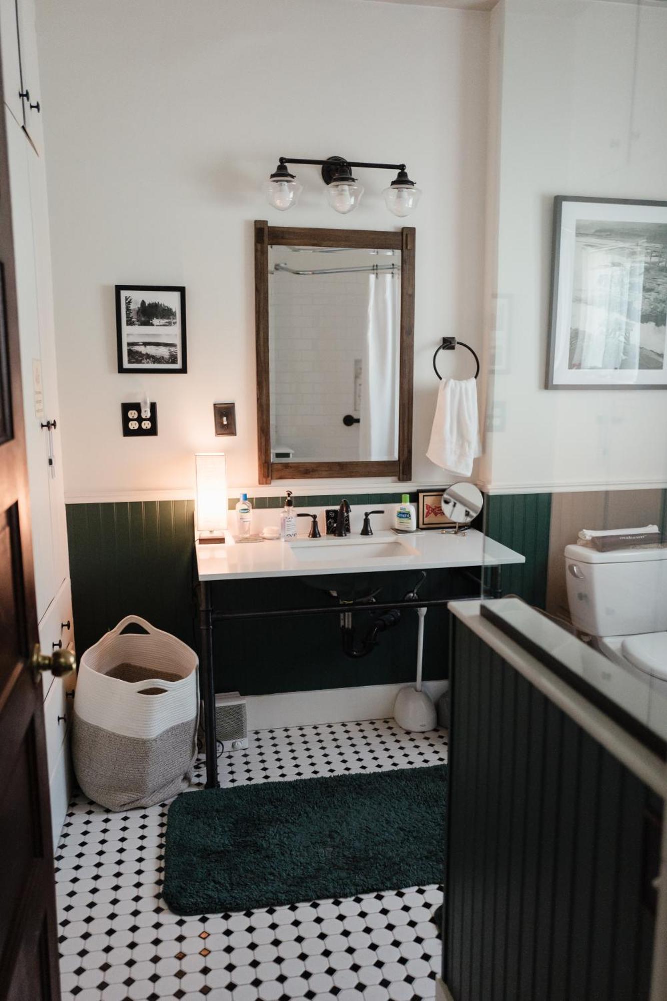 Southeast Comfy & Eclectic Craftsman Holiday home